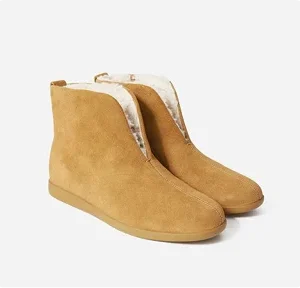 Katie Holmes shuffl es her  Ugg boots